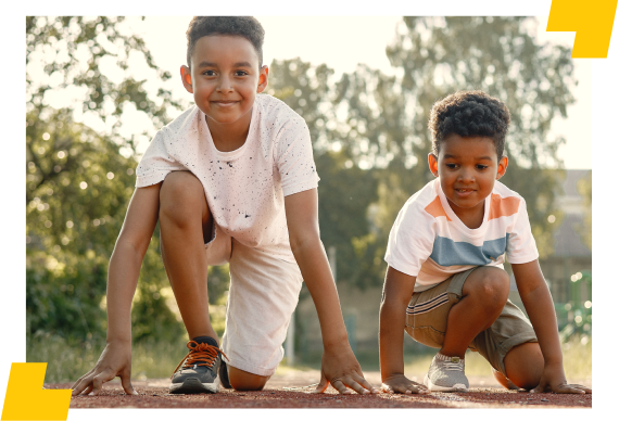 Meninos brincando de correr