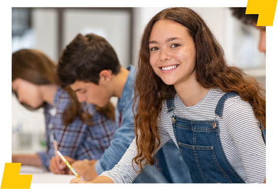 Jovem moça sorrindo enquanto estuda