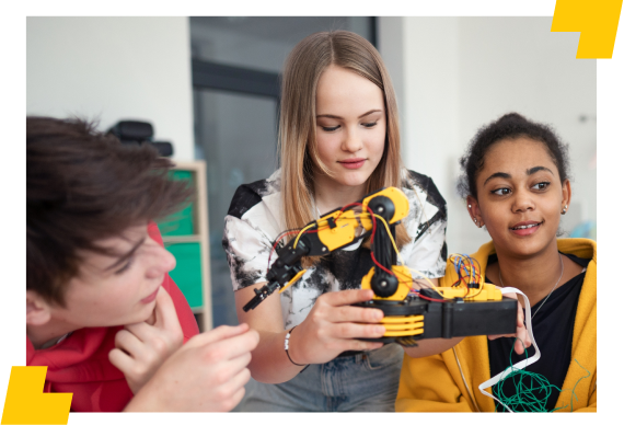 Jovens utilizando robô