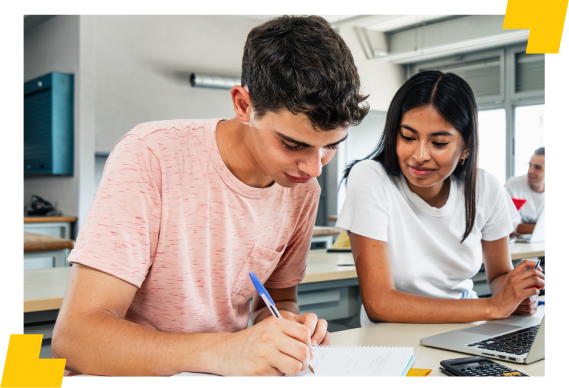 Jovens estudando com caderno e notebook