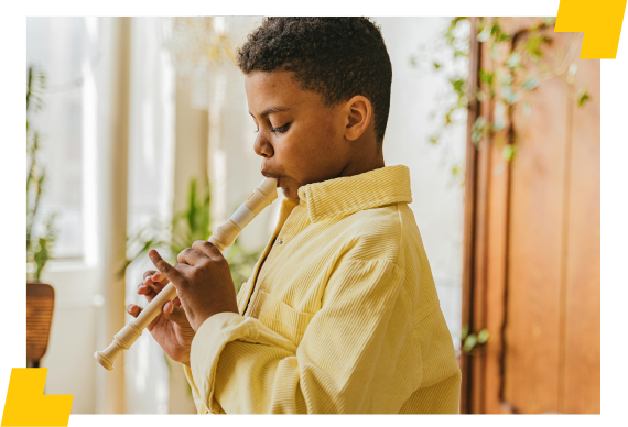 Menino tocando flauta doce